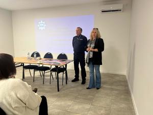 Policjanci podczas spotkania z seniorami