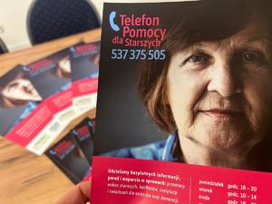 Policjanci podczas spotkania z seniorami