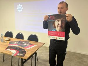 Policjanci podczas spotkania z seniorami