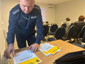 Policjanci podczas spotkania z seniorami