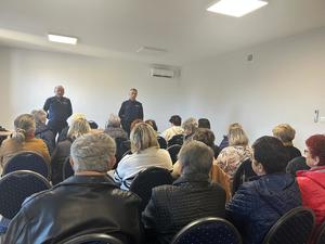 Policjanci podczas spotkania z seniorami