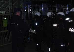 Policjanci zabezpieczający mecz