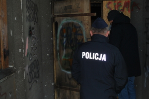 Policjanci z pracownikami MOPS podczas sprawdzania miejsc