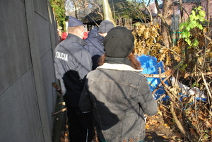 Policjanci z pracownikami MOPS podczas sprawdzania miejsc