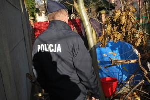 Policjanci z pracownikami MOPS podczas sprawdzania miejsc