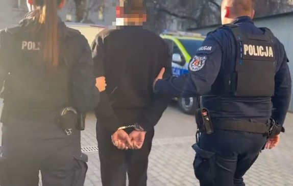 Zatrzymany prowadzony przez policjantów