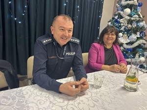 policjant na spotkaniu