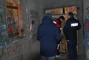 Policjanci podczas kontroli