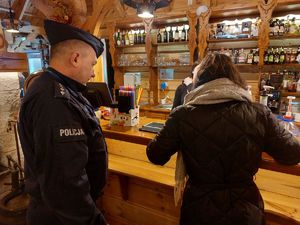 Policjant podczas prowadzonej kontroli