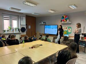 na zdjęciu widać policjanta oraz dzieci