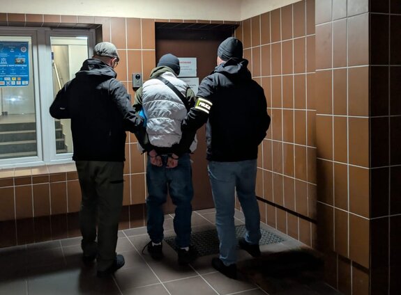 Policjanci z zatrzymanym