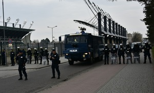 Policjanci podczas zabezpieczenia meczu