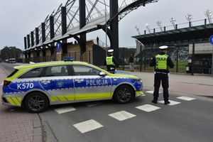 Policjanci podczas zabezpieczenia meczu
