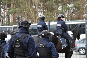 Policjanci podczas zabezpieczenia meczu