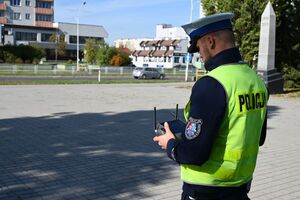 Policjanci podczas działań z dronem