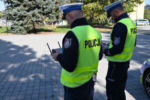 Policjanci podczas działań z dronem